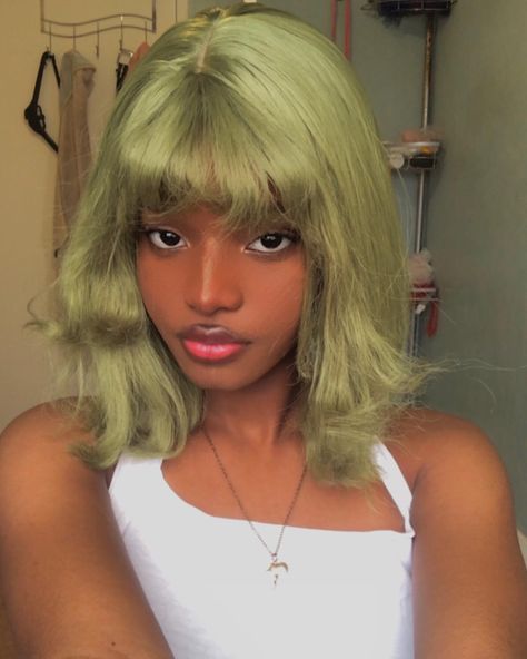 Green Hair On Brown Skin, Green Hair Tan Skin, Hair Colors Green, Hair Dye Inspo Aesthetic, Brown And Green Hair, Pale Green Hair, Olive Green Hair, Hair Inspo Curly, Girl With Green Hair