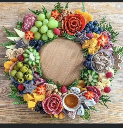 Holiday Veggies, Food Wreath, Platter Decoration, Charcuterie Trays, Tiny Foods, Fantasy Food, Food Boards, Holiday Appetizer, Christmas Foods