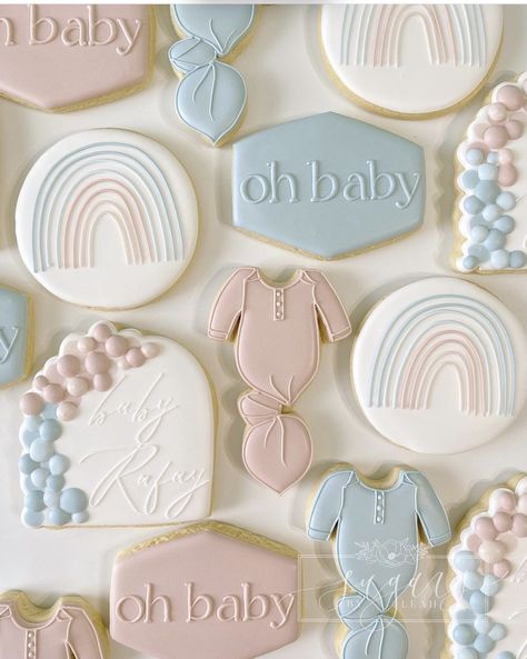 Blue Baby Shower Cookies, Gender Reveal Dessert, Simple Gender Reveal, Gender Reveal Baby Shower Themes, Twin Gender Reveal, Baby Gender Reveal Party Decorations, Gender Reveal Cookies, Flooding Cookies, Gender Reveal Party Theme