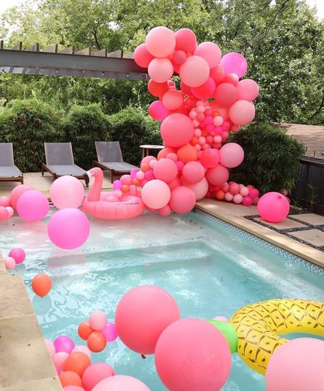 Bachelorette Pool, Pool Party Ideas, Bachelorette Pool Party, Party Swimming Pool, Wedding Balloon Decorations, Pool Party Decorations, Pool Birthday, Summer Pool Party, Pool Birthday Party