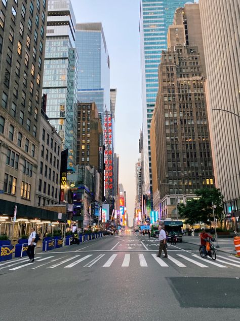 Times square nyc #nyc #timessquare #city #citylife #cityscape City Tumblr, New York City Times Square, Times Square Nyc, Nyc Times Square, Life Abroad, Big Cities, Memory Board, City Pictures, Picture Day