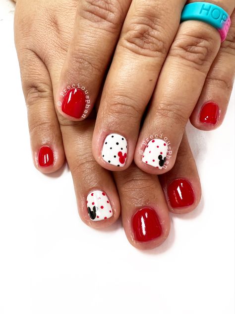 Disney Nails Diy Easy, Mickey Head Nails, Disney Inspired Nails Gel, Disney Fingernails, Simple Mickey Mouse Nails, Short Disney Nails, Easy Disney Nails, Disney Cruise Nails, Disney Nails Design