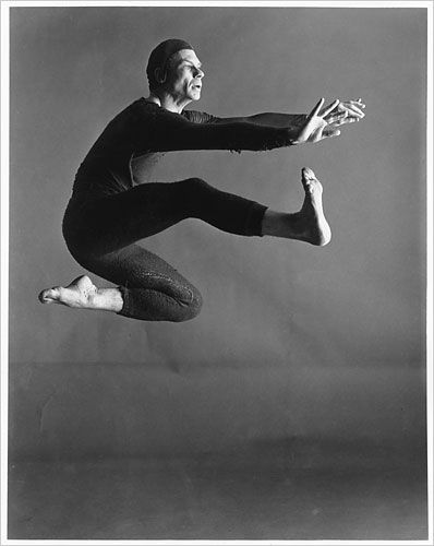 Merce Cunningham, dancing a solo piece titled "Changeling." Photo: Merce Cunningham Dance Company Lotte Berk, Disco Dancer, Merce Cunningham, Black Mountain College, Alvin Ailey, World Dance, Dance Like No One Is Watching, Dancing In The Dark, Dance Movement