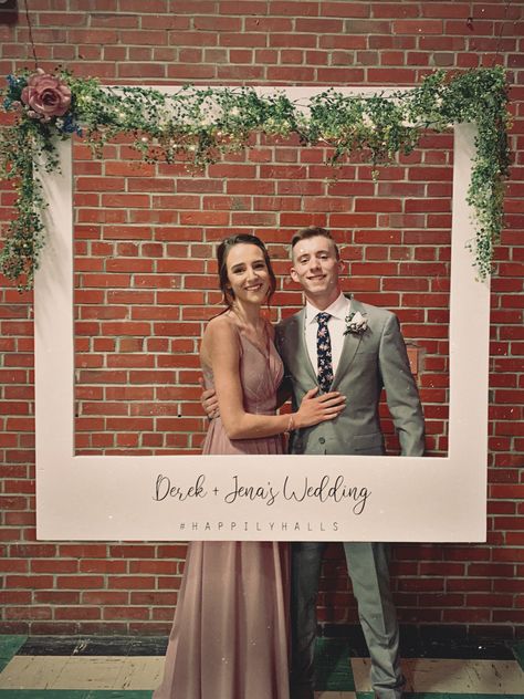 Diy Wedding Photo Booth Ideas, Picture Corner Wedding, Ipad Photo Booth Wedding, Reception Photo Booth Ideas, Anniversary Photo Booth Ideas, Wedding Photobooth Diy, Diy Photo Booth Wedding, Home Made Photo Booth, Photobooth Ideas Wedding