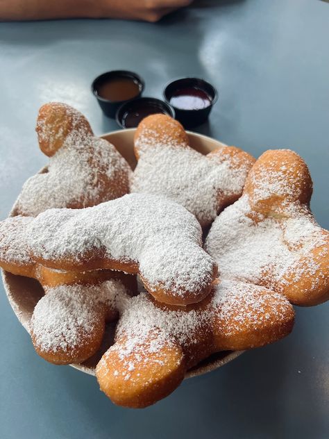 Mickey-shaped beignets located off Port Orleans Resort French Quarter lobby Disney Beignets, Disney French Quarter, Trip Manifestation, Mickey Beignets, Orlando Food, Best Disneyland Food, Pixar Fest, Port Orleans French Quarter, Disney Desserts