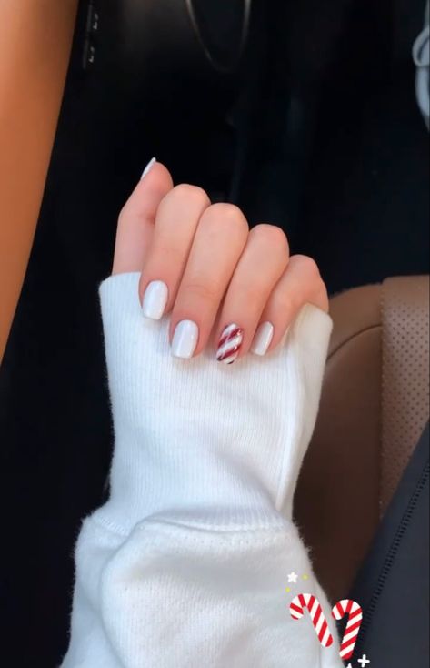 Christmas Nail Inspiration Short, Cute Nail Ideas Christmas Simple, Christmas Nails For 13 Yo, Christmas Nails Acrylic Almond Short Simple, Cute Christmas Nails Short Easy, Small Nails Christmas, Simple Xmas Nails Short, Crismas Nails Short, Christmas Nails Short Square Simple