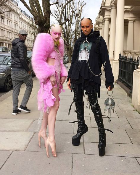 Still just an alien couple out and about Estilo Harajuku, Weird Fashion, Workout Attire, Alternative Outfits, American Horror, Dresses To Wear To A Wedding, Packing Tips, Makeup Organization, Funny People