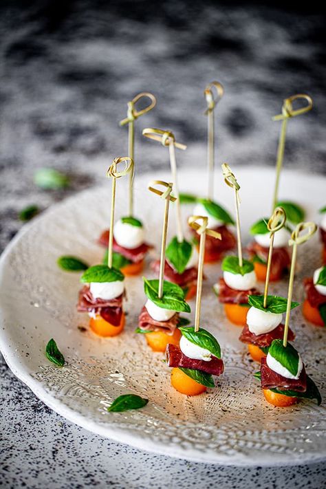 Melon, Prosciutto & Bocconcini Skewers Melon Canapes, Bocconcini Skewers, Stick Appetizers, Canapes Recipes, Roasted Fennel, Food On Sticks, Food App, Wedding Food, Finger Food