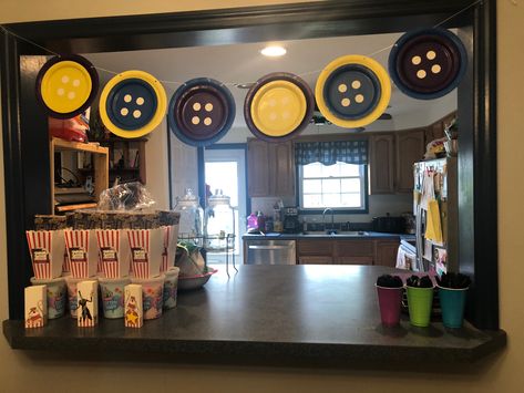 Used paper cake plates on top of dinner plates to make button garland! Caroline Theme Birthday Party, Coraline Watch Party, Caroline Birthday Party Ideas, Coraline Inspired Party, Coralline Birthday Theme, Caroline Theme Party, Diy Coraline Party Decorations, Coraline Birthday Decorations, Coraline Party Games