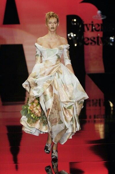 Vivian Westwood Fashion Show, Vienne Westwood Dress, Vivienne Westwood Couture, Julian Roberts, Vivienne Westwood Designs, Vivian Westwood, Vivienne Westwood Fashion, Vivienne Westwood Dress, 2006 Runway