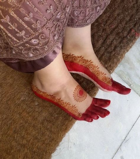 Simple Mehndi Designs For Savan, Kankupagla Mehndi Design For Leg, Mehendi Feet Design, Aalta Designs For Leg, Red Mehendi Designs, Ankle Mehendi, Bridal Mahendiii Design, Alta Design Bengali Foot, Alta Design Bengali Hands