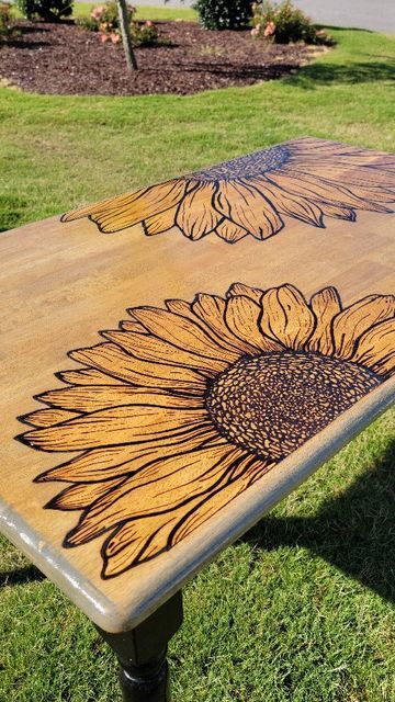 Sunflower Painted Table Top, Sunflower Picnic Table, Sunflower Painted Table, Wood Burning Table Top Design, Wood Table Paint Ideas, Sunflowers Decorations, Wood Burned Table, Sunflower Wood Burning, Poolside Table