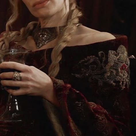 Casterly Rock Aesthetic, House Lannister Aesthetic, Westeros Houses, Cersei Lannister Aesthetic, Asoiaf Houses, Game Of Thrones Aesthetic, Lannister Aesthetic, Cercei Lannister, Game Of Thrones Cersei