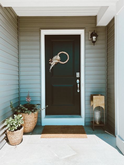 Boho Front Door Decor Entrance, Front Door Townhouse, Curb Appeal Porch Ideas, Outside Door Decor Front Entry, Apartment Door Decor Entrance, Boho Front Door Decor, Boho Front Door, Boho Entry, Curb Appeal Porch