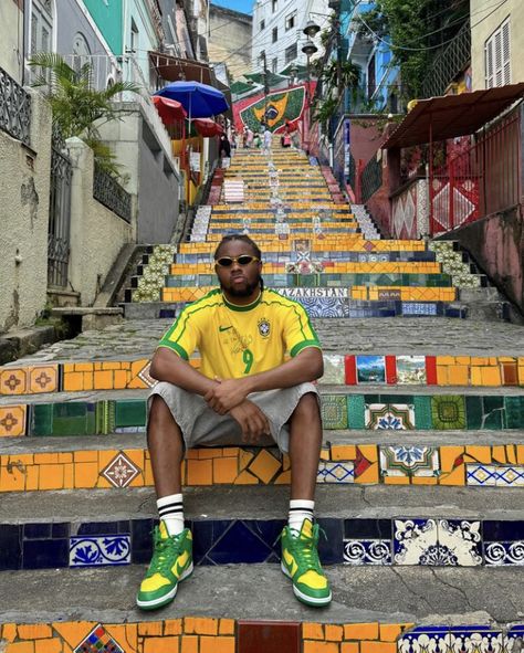 Brazil Outfit, Jerseys Outfit, Men's Retro Style, Vogue Brazil, Soccer Outfit, Retro Jersey, Female Soccer Players, Football History, Retro Football Shirts