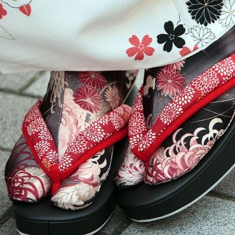 Kimono Shoes, Japanese Geisha, Japan Culture, Japan Aesthetic, Japanese Aesthetic, Maneki Neko, Japanese Outfits, Traditional Fashion, Vintage Japan