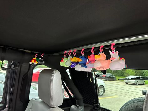 Jeep Storage Ideas Interiors, Jeep Wrangler Duck, Boho Jeep Wrangler, Jeep Duck Display Ideas, Jeep Ducks On Dash Ideas, Jeep Duck Holder, Truck Decorations Interior, Cute Jeep Accessories, White Jeep Wrangler