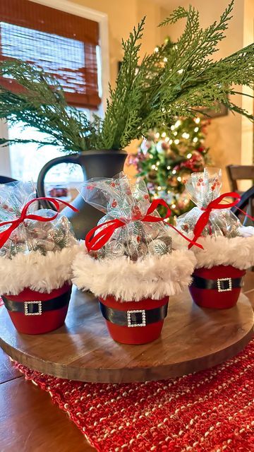 Terracotta Santa Pots, Santa Terracotta Pots, Candy Gift Ideas Christmas Easy Diy, Cute Christmas Gift Ideas For Coworkers, Santa Flower Pots, Santa Terra Cotta Pots, Christmas Can Decorations, Christmas Table Gift Ideas, Small Gifts Christmas