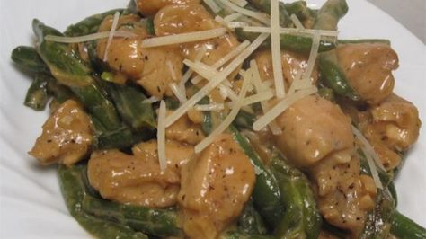 Frozen Green Bean Recipes, Best Green Beans, Chicken With Green Beans, The Best Green Beans, Chicken Green Beans, Green Beans Recipe, Creamy Cheese Sauce, Lunch Meals, Sauteed Green Beans