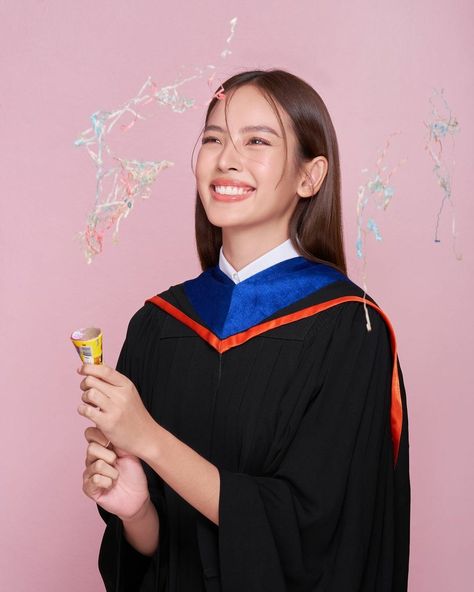 Graduation Creative Shot Ideas Philippines, Creative Shot For Graduation Studio, Creative Shot For Graduation, Graduation Shoot Ideas, Graduation Pic Ideas, Graduation Look, Graduation Photography Poses, Graduation Poses, Graduation Picture Poses