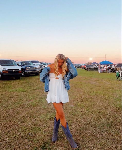 Luke Combs Outfit, Country Concert White Boots, Country Concert Photo Ideas, Country Concert Outfit Tan Boots, Megan Moroney Concert Outfits, Country Concert Pics, Country Concert Poses With Boyfriend, Country Concert Inspo Pics, Stockholm Outfit