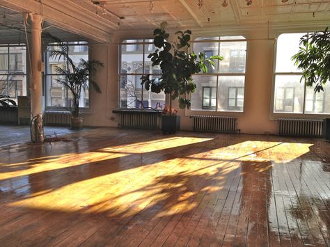 Warehouse Loft Apartment, New York Apartment Interior, Loft Aesthetic, Warehouse Apartment, Industrial Loft Design, Nyc Loft, Warehouse Living, Warehouse Loft, Location Scouting