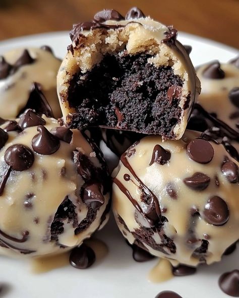 Chocolate Chip Cookies Aesthetic Korean, Food And Drink Dessert, Cookie Dough Ball, Snacks Homemade, Brownie Balls, Cookie Brownie, Mini Brownies, Food Party, Easy Baking Recipes Desserts