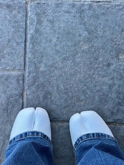 tabi heel maison margiela heel boot white denim fit White Tabi Boots, Tabi Heels Outfit, White Tabi Outfit, White Tabi Boots Outfit, Tabi Boots Outfit, Tabi Shoes Outfit, Split Toe Boots, Tabi Boots, Maison Margiela Tabi