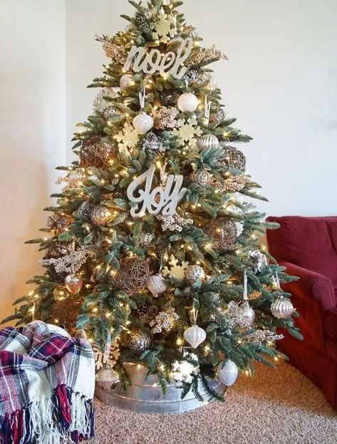 55 Farmhouse Christmas Tree Decor Ideas - DigsDigs Farmhouse Christmas Tree Decor Ideas, Farmhouse Christmas Tree Ideas, Farmhouse Christmas Tree Decor, Farmhouse Christmas Trees, Farm Christmas Tree, Metallic Ornaments, Mesh Christmas Tree, Christmas Tree With Lights, Christmas Tree Decor Ideas