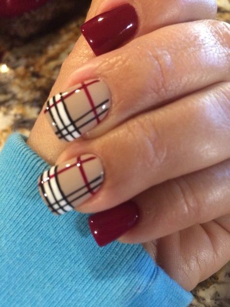 Tan Plaid Nail Designs, Fall Nail Designs Flannel, Burberry Inspired Nails, Winter And Fall Nails, Christmas Plaid Nails Acrylic, Autumn Nails Plaid, Burberry Plaid Nails, Autumn Plaid Nails, Burberry Nails Short