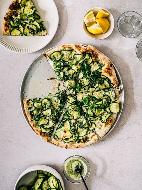 Le secret bien gardé d'une pizza aux courgettes - ou aux zucchinis - est de faire dégorger les courgettes 1 heure avant de cuire la pizza. Pizza Tortilla, Earth Food, Green Pizza, Tortilla Pizza, Pizza, Science, Pizzas