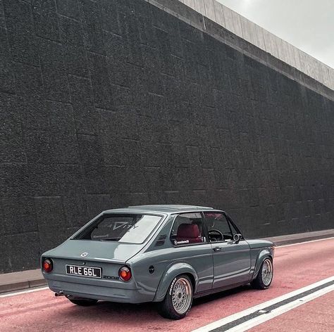 Rad Racer — Bmw 2002 Hatchback Bmw 2002 Wallpaper, Bmw E30 Roof Rack, Bmw 2000, 2002 Bmw, Bmw 2002 Touring, Bmw Vintage, Bmw Love, Bmw 2002, Car Mechanic