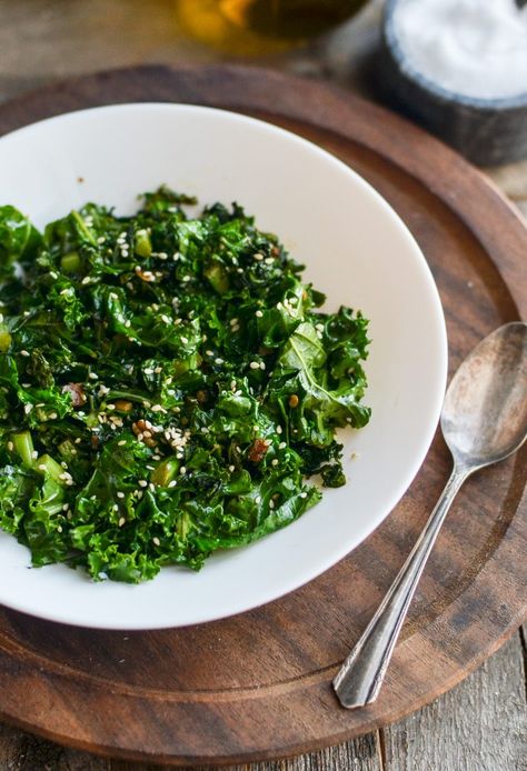 Stir Fry Kale, Asian Kale Recipes, Quick Healthy Side Dishes, Kale Stir Fry, Vege Dishes, Fried Kale, Garlicky Kale, Veggie Ideas, Green Salads