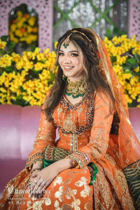 Function Hairstyles, Mehndi Dress For Bride, Girls Hair Style, Pakistani Bridal Hairstyles, Mehndi Hairstyles, Pakistani Bridal Lehenga, Pakistani Mehndi, Haldi Outfits, Mehndi Dresses