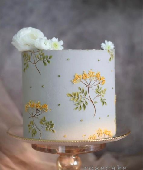 Birthday Cakes Floral, Simple Floral Cake Design, Minimalist Flower Cake, Simple Flower Cake Design, Decorating With Buttercream Frosting, Floral Cake Design Birthday, Pretty Cake Decorating, Simple Flower Cake, Simple Floral Cake