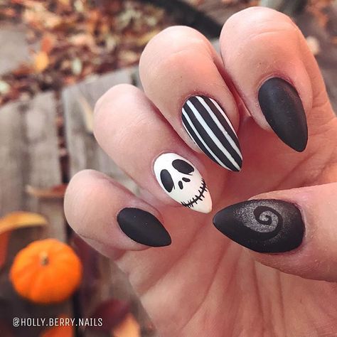 Freehand Nightmare before Christmas design inspired by @emmadoesnails 🖤🎃💀 #nightmarebeforechristmas #freehandnailart #boisenailartist… Nightmare Before Christmas Design, Sally Nails, Disney Halloween Nails, Nightmare Before Christmas Nails, Nails Grunge, Holloween Nails, Halloween Acrylic Nails, Cute Halloween Nails, Christmas Nails Acrylic