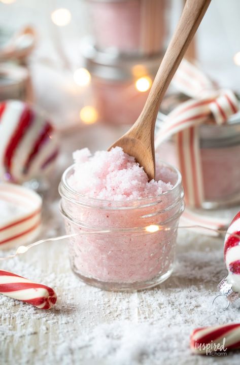 Diy Peppermint Sugar Scrub, Christmas Sugar Scrubs, Sugar Scrub Diy Peppermint, Peppermint Sugar Scrub, Peppermint Scrub, Peppermint Recipes, Peppermint Sugar Scrubs, Body Scrub Recipe, Peppermint Sugar