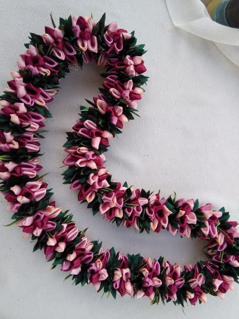 Rose Garland Wedding, Graduation Leis Diy Ribbons, Indian Wedding Garland, Grad Diy, Graduation Leis Diy, Hawaiian Crafts, Flower Garland Wedding, Ribbon Lei, Diy Anniversary