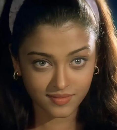 Aishwarya Rai No Makeup, Aishwarya Rai No Make Up, Young Aishwarya Rai, Aishwarya Rai Eyes, Aishwarya Rai 90s Aesthetic, 2000s Bollywood, Aishwarya Rai Without Makeup, Aishwarya Rai Wallpaper, Indian Eye Makeup