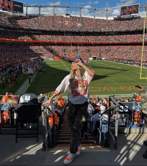 Denver Broncos Outfit Woman Style, Nfl Game Picture Ideas, Game Day Photo Ideas, Denver Broncos Game Day Outfit, Nfl Game Day Outfit Woman, Nfl Game Outfit, Football Game Attire, Football Coach Wife, Nfl Wags