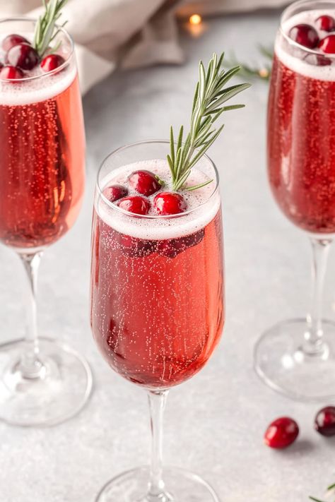 Sparkling Christmas Cocktail with Champagne Cranberry Mimosa Recipe, Morning Mimosas, Cocktail Aperol Spritz, Mimosa Drink, Cranberry Mimosa, Thanksgiving Cocktail Recipes, Sangria Cocktail, Mimosa Recipe, Most Delicious Food