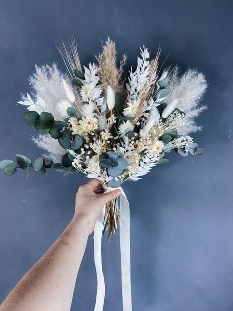 Dried Flower Bouquet Wedding, Green Wedding Flowers, Dried Eucalyptus, Wedding Color Pallet, Dried And Pressed Flowers, Dried Bouquet, White Wedding Bouquets, Bouquet Design, Fresh Cut Flowers