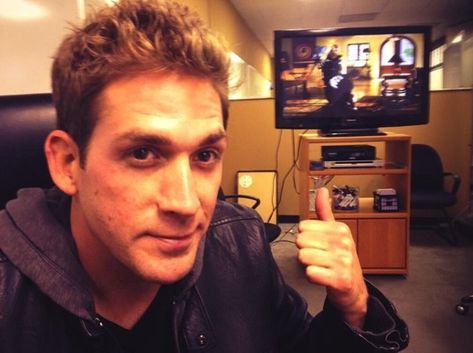 eric szmanda pointing to a tv Greg Sanders, Eric Szmanda, Csi Las Vegas, Favorite Actors, Sanders, Movie Stars, Actors & Actresses, Las Vegas, Actresses