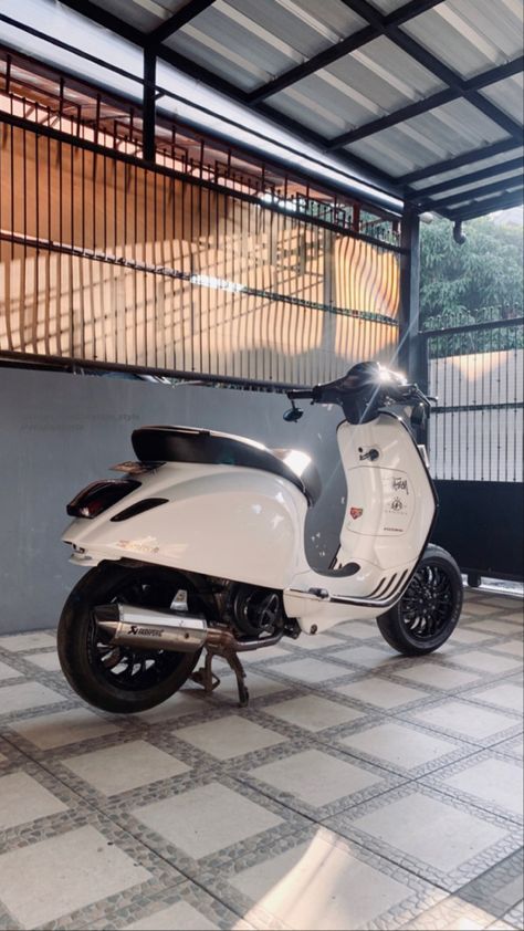 Vespa Sprint, Bike Aesthetic, Aesthetic Boys, Sepeda Motor, Dreamy Art, Scooters, Honda Civic, Cars And Motorcycles, Transportation