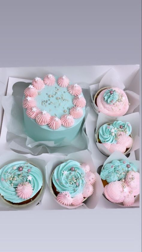 Bento Cakes with cupcakes Bento Box Cake And Cupcakes, Mothers Day Bento Cake Design, Bento Cupcake Combo, Cake Bento Box Ideas, Cake And Cupcakes Combo, Bento Box Cake With Cupcakes, Bento Cakes Designs, Bento Cake And Cupcakes Design, Bento Cake With Cupcakes Set