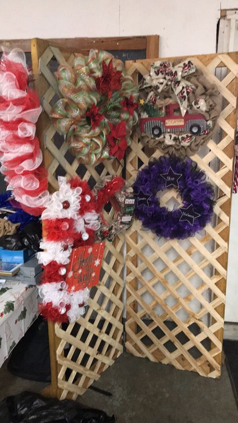 Displaying Wreaths At Craft Show Booth Ideas, Wreath Craft Show Display Ideas, Displaying Wreaths At Craft Show, Wreath Craft Fair Display, Diy Wreath Display Stand, Wreath Display Ideas, Diy Wreath Display For Craft Show, Ways To Display Wreaths At A Craft Show, Craft Fair Wreath Display Ideas