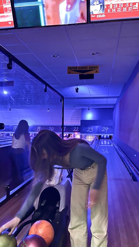 bowling aesthetic and outfit inspo and summer ideas and bucket list inspo and friends inspo and bowling girl Bowling Astetic, Bowling Picture Ideas, Bowling Photo Ideas, Outfits For Bowling Date, Bowling Instagram Story, Bowling Fake Story, Boliche Aesthetic, Bowling Story, Bowling Aesthetic Pictures