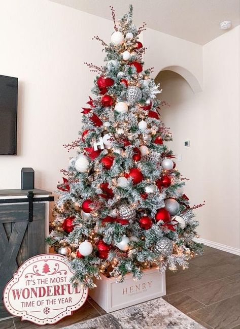 White Flocked Christmas Tree Ideas Red, Flocked Tree Decorating Ideas Red, Flocked Christmas Tree Decorated Red, White Flocked Christmas Tree, Colorful Christmas Decorations, Christmas Tree Inspo, Christmas Tree Decorated, Flocked Christmas Tree, Flocked Christmas Trees Decorated