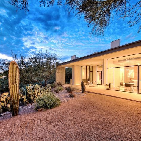 Arizona House Exterior, Modern Desert Home, Arizona Living, Cedar Walls, Arizona House, Florida Condos, Living In Arizona, Steven Holl, Contemporary House Exterior