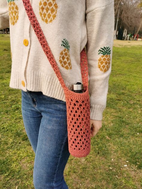 Crochet water bottle holder handmade crochet bag greenlime etsy shop small business colorful gifts dor summer picnic aesthetic summer vibe çapraz çanta el örgüsü çanta koton çanta %100 coton bag su şişesi çantası el yapımı hediyeler küçük işletme girişimcilik Crochet Water Bottle, Cell Phone Carrier, Crochet Water Bottle Holder, Pink Water Bottle, Phone Carrier, Water Bottle Bag, Water Bottle Carrier, Water Bottle Covers, Water Bottle Holder